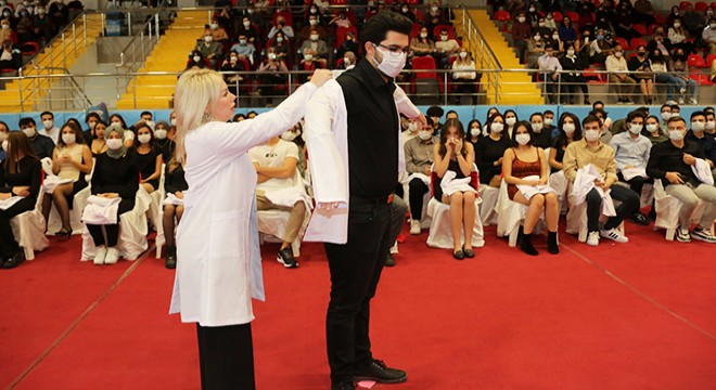AÜ Tıp'ta 2'nci sınıflar beyaz önlük giydi
