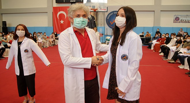 AÜ'de 360 tıp öğrencisi beyaz önlük giydi