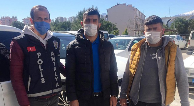 Adana'dan gelip, Antalya'da evleri soyan 4 şüpheli yakalandı