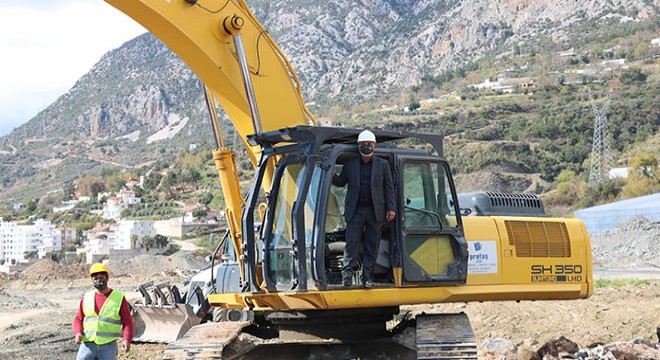 Alanyaspor Başkanı Çavuşoğlu, tesislerin temelini inceledi