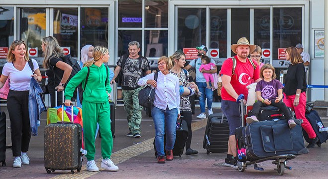 Antalya Havalimanı'ndan 3 ayda 3 milyon 323 bin yolcu geçti