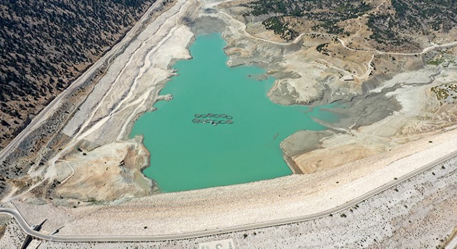 Antalya'da bir barajın dibi göründü