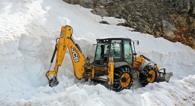 Antalya'da, karla kaplı yayla yolları açıldı