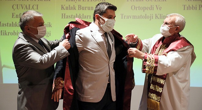 Antalya'da öğretim üyeleri cübbe giydi