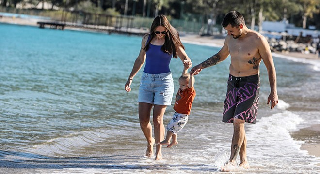 Antalya'da şubat ayının en sıcak gününü sahilde geçirdiler