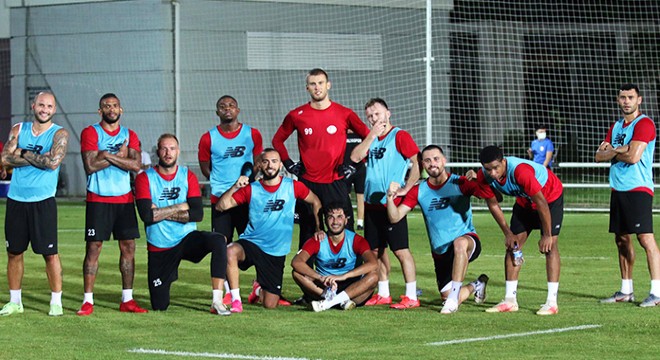Antalyaspor'a 13 futbolcu geldi, 9 futbolcu gitti