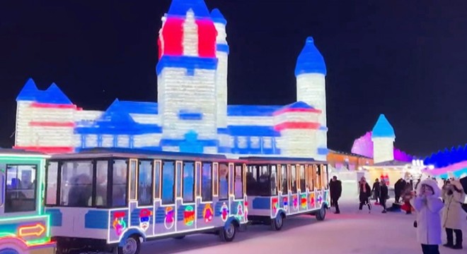 Buzun sanata dönüştüğü Harbin Festivali'ne yoğun ilgi