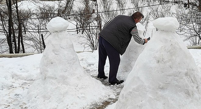 Gezmek istediği Peri Bacaları'nın kardan heykelini yaptı