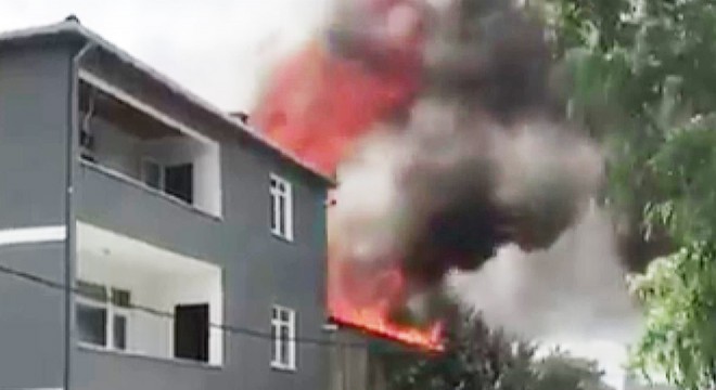 Göktürk'te binanın çatısı alev alev yandı
