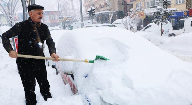 Hakkari'de kar nedeniyle 141 köy ve mezra yolu kapandı