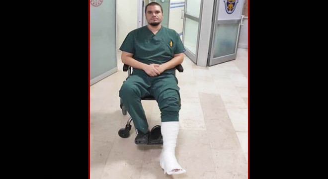 Hasta yakınlarının dövdüğü doktorun ayağı kırıldı