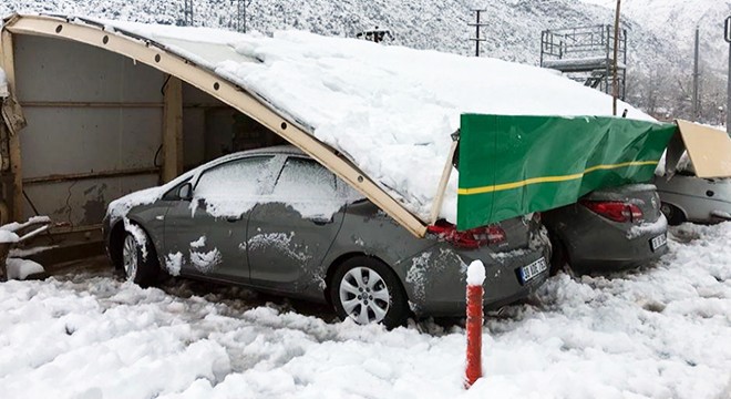Isparta'da 5 otomobilde kar hasarı