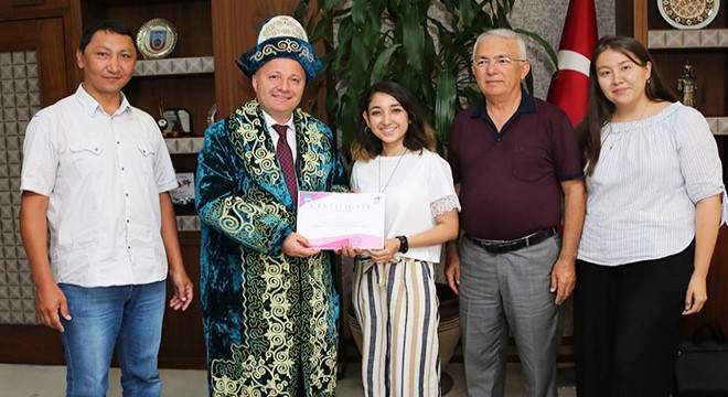 Kazak öğrencilerden Rektör'e teşekkür ziyareti