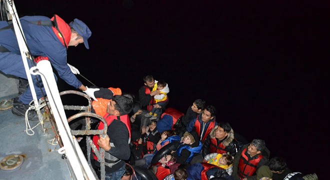 Lastik bot içinde 51 kaçak göçmen yakalandı