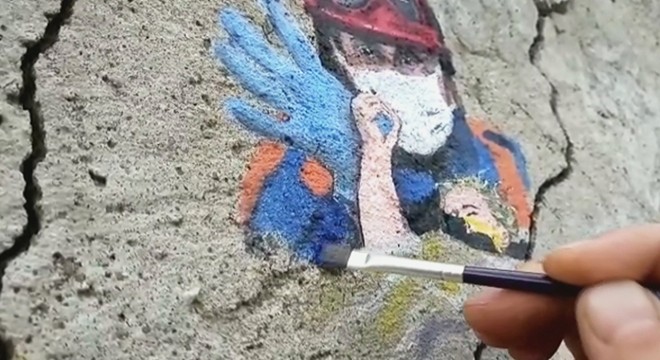 Minik Elif'in enkazdan kurtarılış anını, duvara resmetti