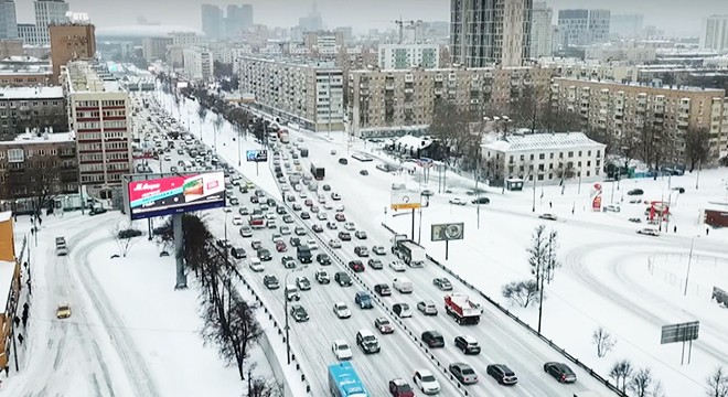 Moskova'da kar trafiği kilitledi
