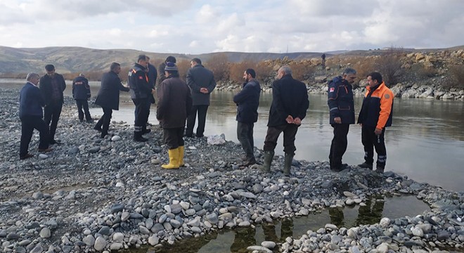 Murat Nehri'nde avlanan balıkçı, kayıp olarak aranıyor