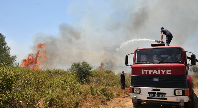 Muratpaşa'da çalı ve makilik yangını