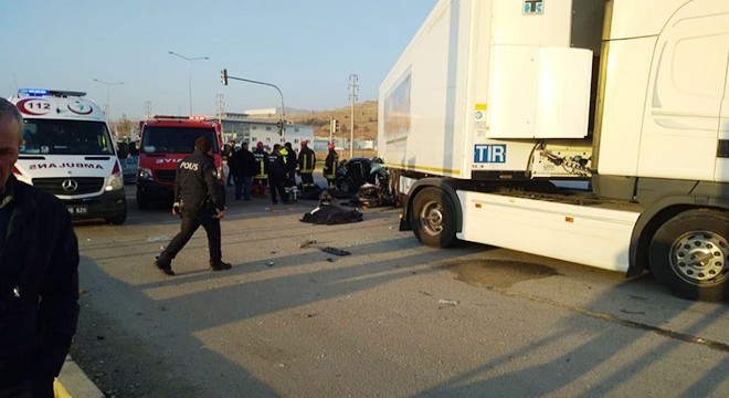 Otomobil, TIR'ın altına girdi: 3 ölü, 1 yaralı