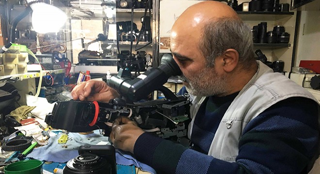Protez kollu usta, 40 yıldır kamera tamir ediyor