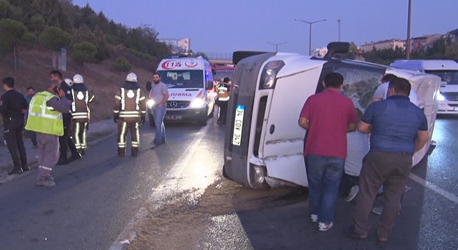 TEM Otoyolu'nda servis minibüsü devrildi : 5 yaralı