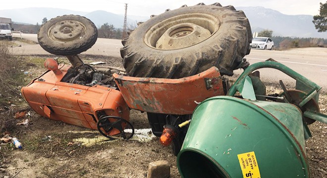 Traktörle otomobil çarpıştı: 3 yaralı