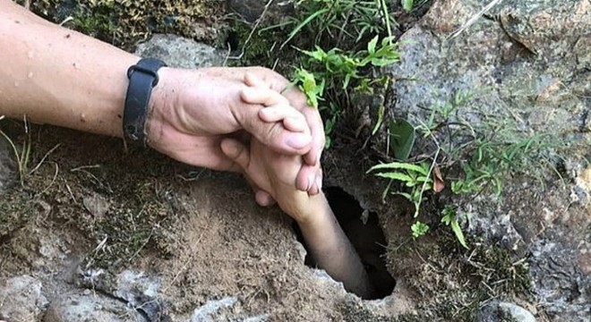Yer altı mağarasında mahsur kalan çocuk kurtarıldı