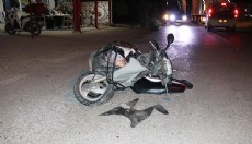 Motosiklet aracın altına girdi: 2 yaralı