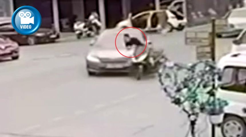 Antalya'da motosikletli sürücünün metrelerce sürüklendiği kaza anı kamerada...