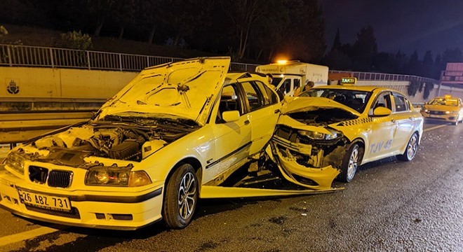 Arıza yapan otomobile taksi çarptı: 1'i ağır 2 yaralı