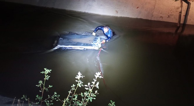 Babasından izinsiz aldığı otomobille sulama kanalına uçtu: 2 ölü