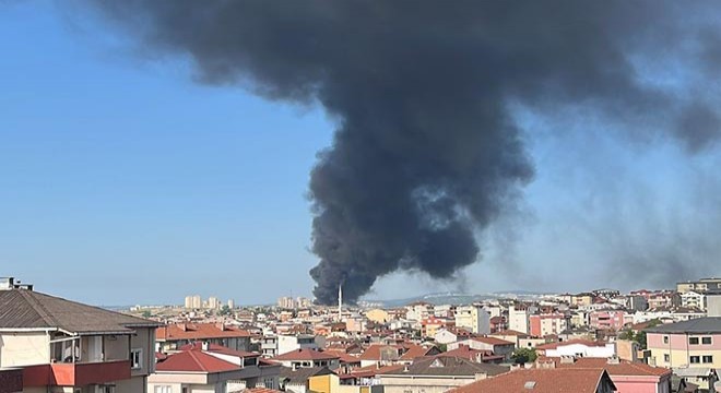 Geri dönüşüm tesisinin atık malzemeleri alev aldı