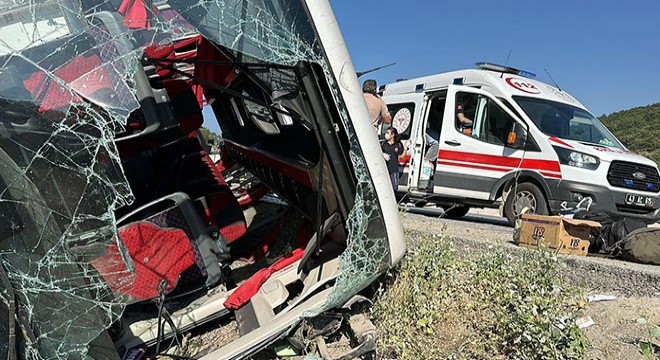 Otobüsteki yolculara polis uygulamasında emniyet kemeri taktırılmış