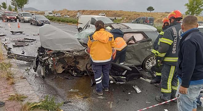 Otomobilin çarptığı otomobildeki karı- kocayı ölüm ayırdı