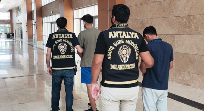 Antalya'da 'Polisim' deyip dolandırıcılık yapan 6 kişi yakalandı