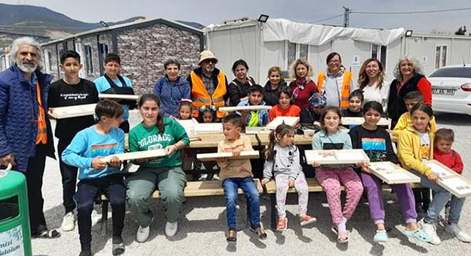 'Tombul ile Hımbıl', depremzede çocukları güldürdü