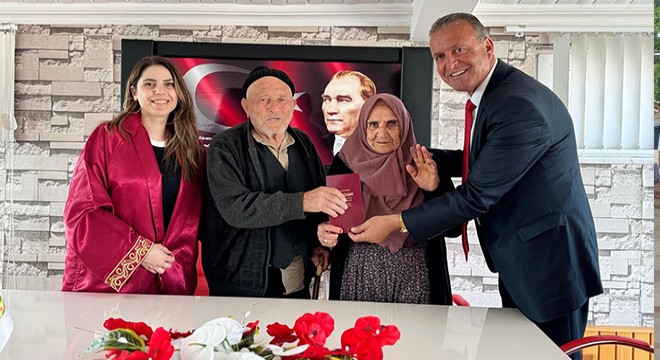 8 çocuk 20 torun sahibi çift,60’ncı yılında resmi nikah kıydırdı