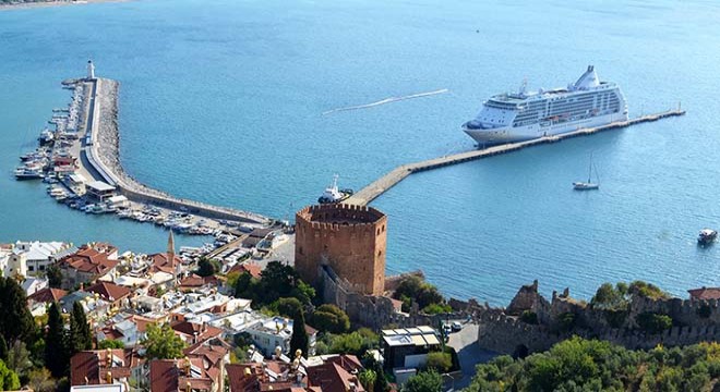 ABD'li turistler gemiyle Antalya'ya geldi