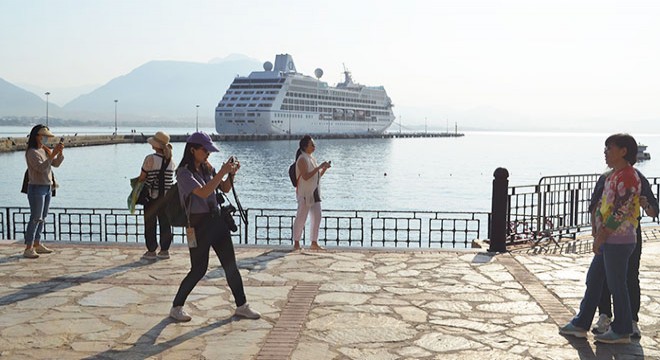 ABD'li turistler kruvaziyerle Antalya'ya geldi