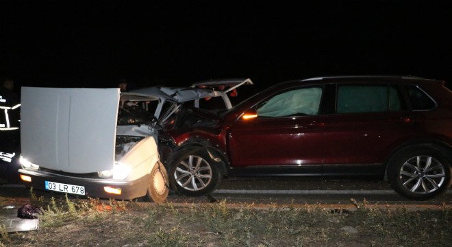 Afyon'da otomobiller çarpıştı; evli çift öldü, 2'si çocuk 4 yaralı