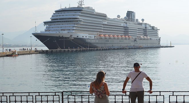 Ağustosta 176 kruvaziyerle 306 bin 100 turist geldi