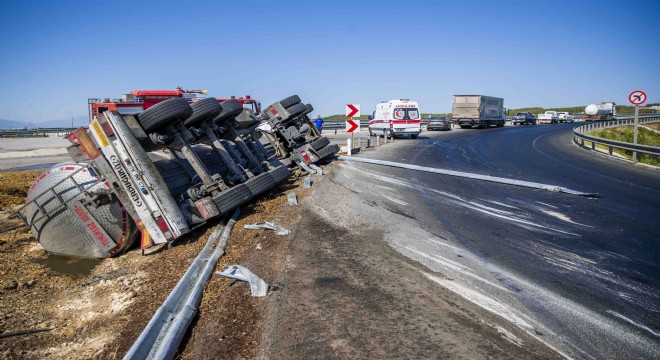 Aksu'da TIR devrildi, şoförü hayatını kaybetti