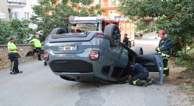 Alanya'da devrilen otomobildeki 3 kişi yaralandı