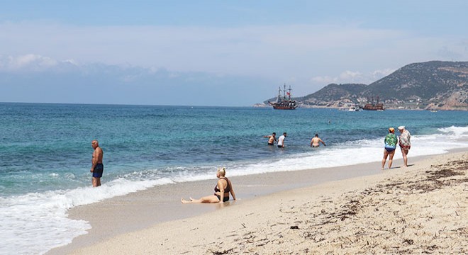 Alanya'da tatilcilerin deniz keyfi