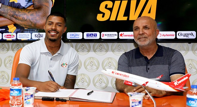 Alanyaspor'un yeni santrforu Anderson Silva