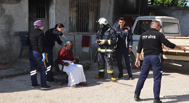 Antalya'da alevlerden komşuları kurtardı