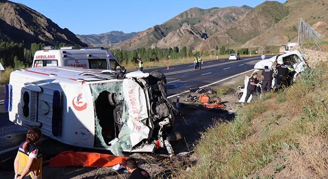 Ambulans ile hafif ticari araç çarpıştı: 4 ölü, 1 yaralı