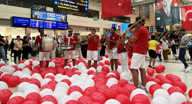 Antalya Havalimanı'nda 30 Ağustos coşkusu