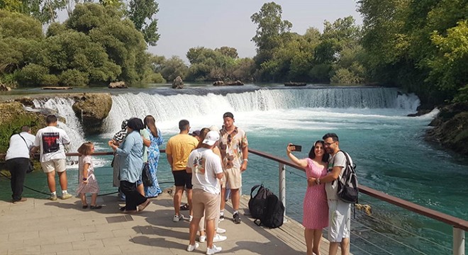 Antalya Manavgat Şelalesi'nde turistlerin 'su' şaşkınlığı