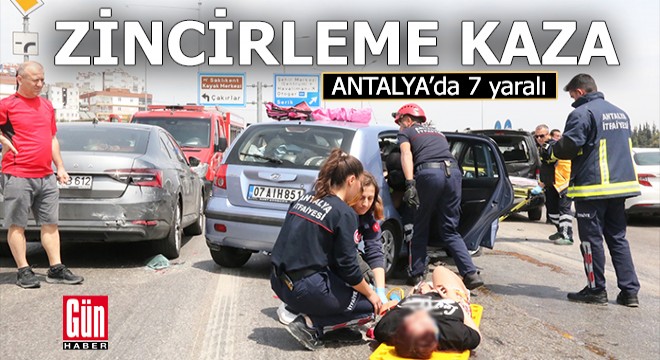 Antalya'da 4 aracın karıştığı zincirleme kaza: 7 yaralı